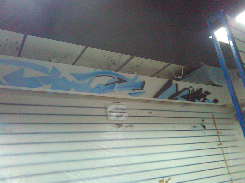Процесс росписи стен в спортивном магазине